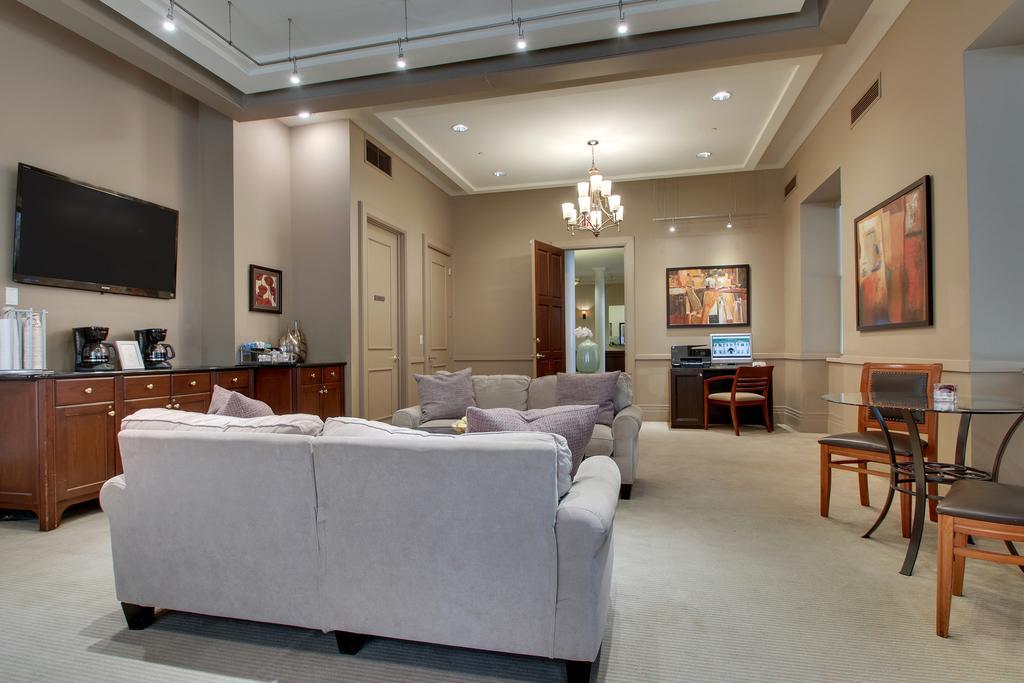 Dewitt Hotel And Suites Chicago Extérieur photo